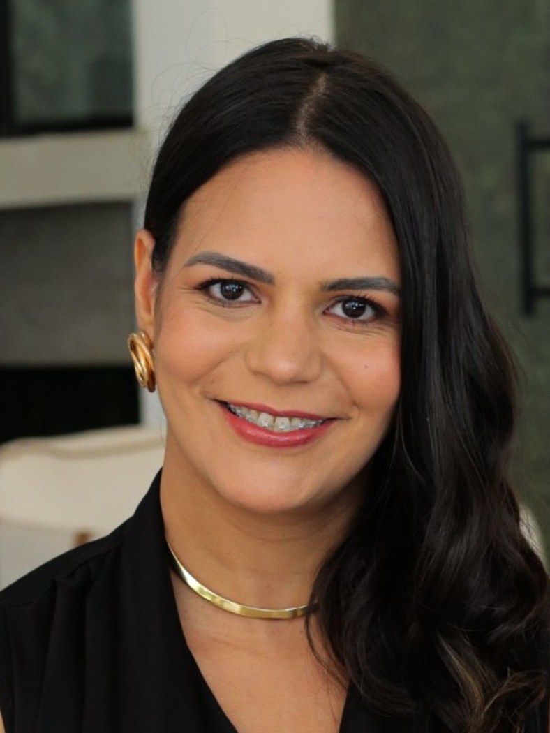 Nayra Sombra, planejadora financeira CFP®, sorrindo